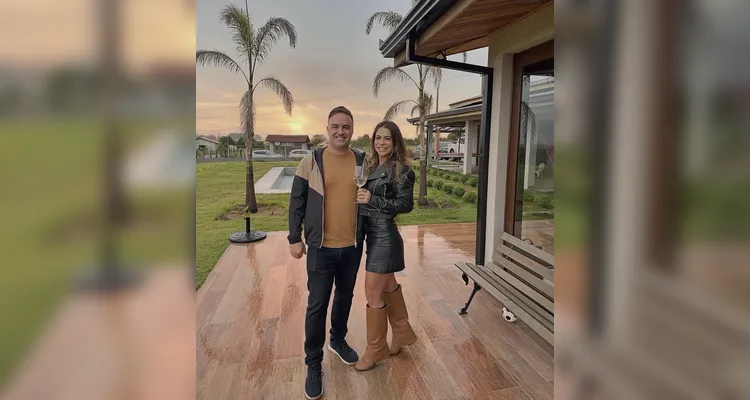 NOVO CICLO – O conceituado dentista Leonardo Pellissari comemora aniversário no próximo domingo (25). Co-proprietário da Lemax Odontologia, é referência em sua área e reconhecido pela excelência profissional. No registro, Leonardo ao lado de sua esposa, Marina Pellissari. A Coluna RC deseja um novo ciclo repleto de saúde, sucesso e felicidade.