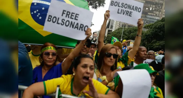Manifestantes pedem a liberdade do ex-presidente Jair Bolsonaro