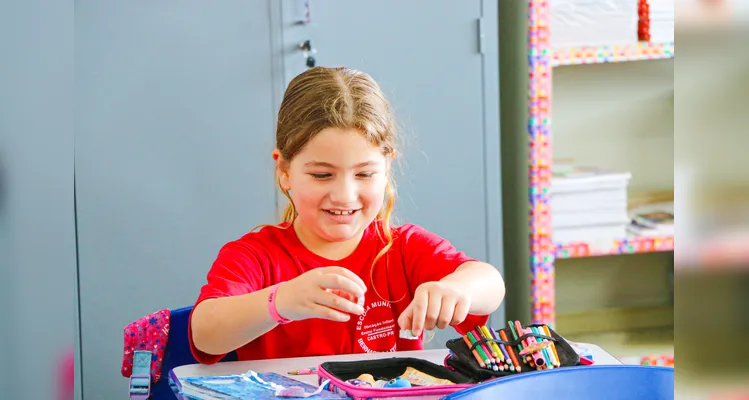 Entrega dos materiais é motivo de entusiasmo para as crianças.
