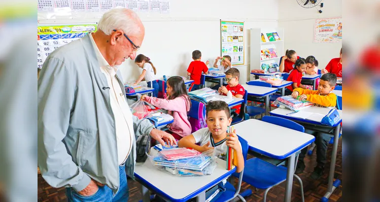 Entrega dos materiais é motivo de entusiasmo para as crianças.