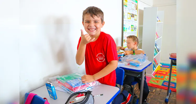 Entrega dos materiais é motivo de entusiasmo para as crianças.