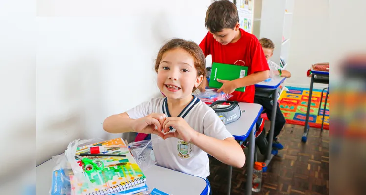 Entrega dos materiais é motivo de entusiasmo para as crianças.