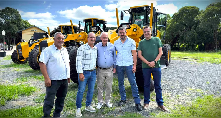Castro investe R$ 3,8 milhões e compra três patrolas para estradas rurais