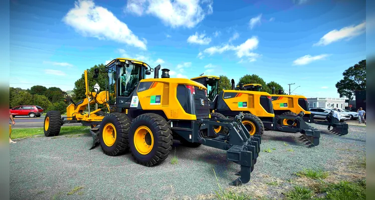 Castro investe R$ 3,8 milhões e compra três patrolas para estradas rurais