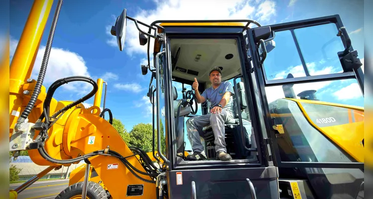 Castro investe R$ 3,8 milhões e compra três patrolas para estradas rurais