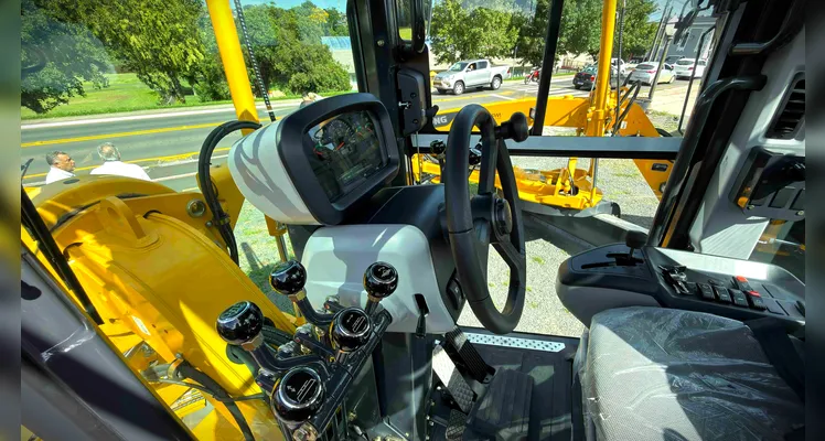 Castro investe R$ 3,8 milhões e compra três patrolas para estradas rurais