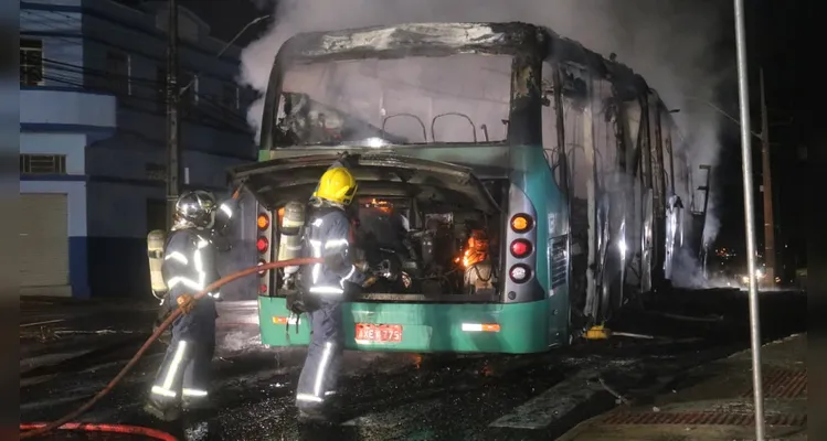 Ônibus do transporte coletivo pega fogo na Avenida Carlos Cavalcanti em PG