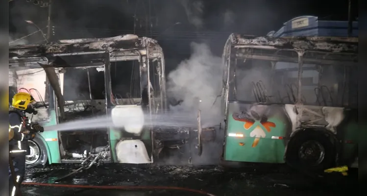 Ônibus do transporte coletivo pega fogo na Avenida Carlos Cavalcanti em PG