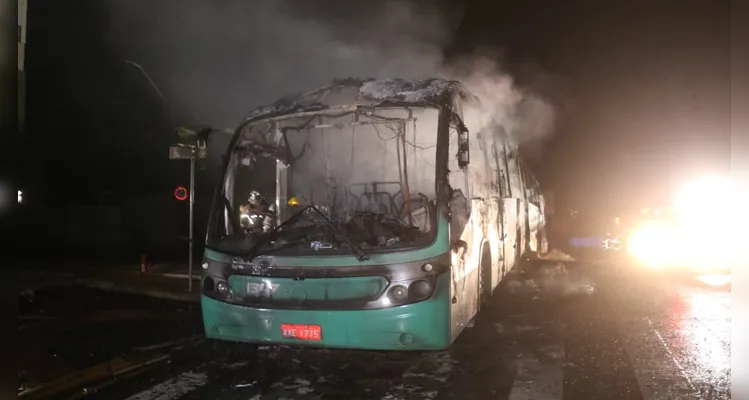 Ônibus do transporte coletivo pega fogo na Avenida Carlos Cavalcanti em PG