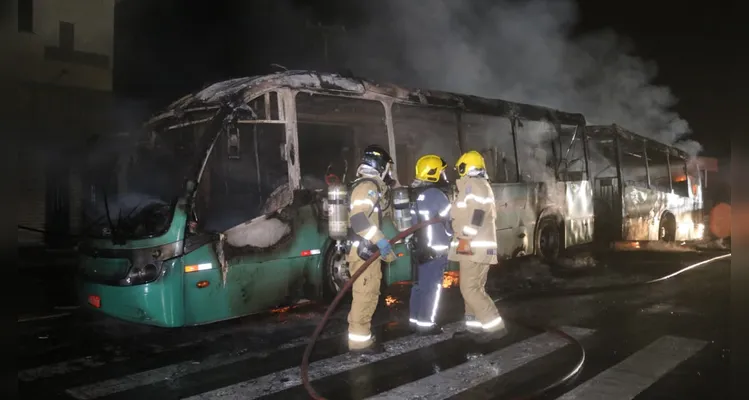 Ônibus do transporte coletivo pega fogo na Avenida Carlos Cavalcanti em PG