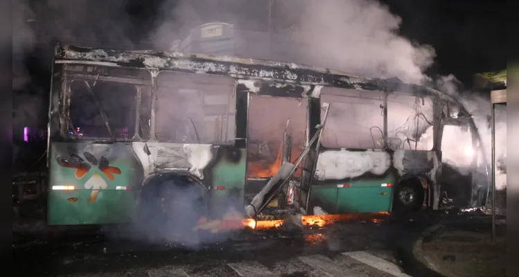 Ônibus do transporte coletivo pega fogo na Avenida Carlos Cavalcanti em PG