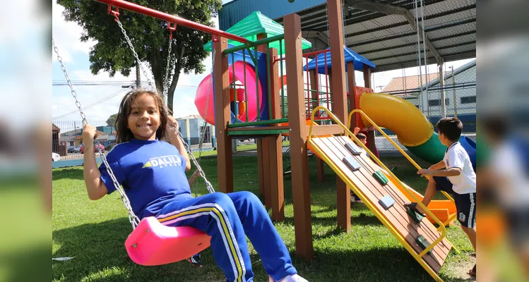 Os playgrounds contam com estrutura moderna, colorida e inclusiva.