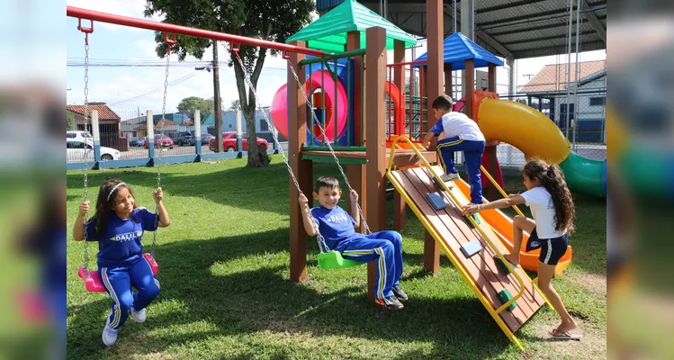 Os playgrounds contam com estrutura moderna, colorida e inclusiva.