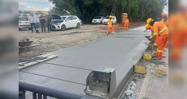 Um dos principais avanços em janeiro foi na implantação de uma camada de pavimento rígido de concreto sobre a pista existente.