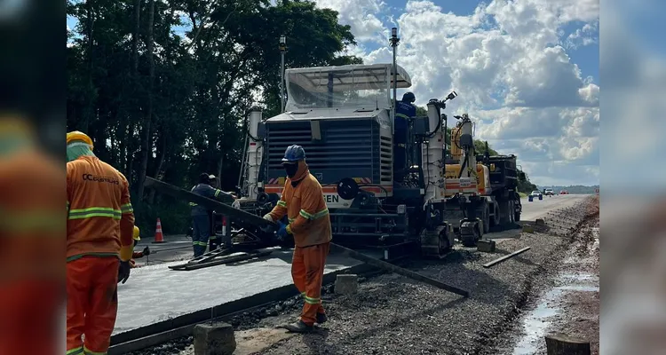 Um dos principais avanços em janeiro foi na implantação de uma camada de pavimento rígido de concreto sobre a pista existente.