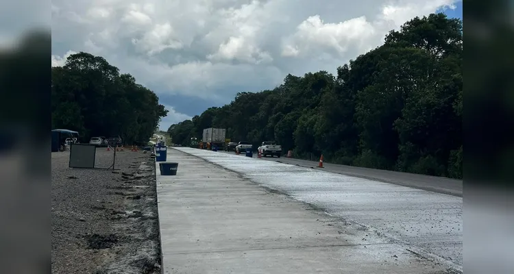 Um dos principais avanços em janeiro foi na implantação de uma camada de pavimento rígido de concreto sobre a pista existente.