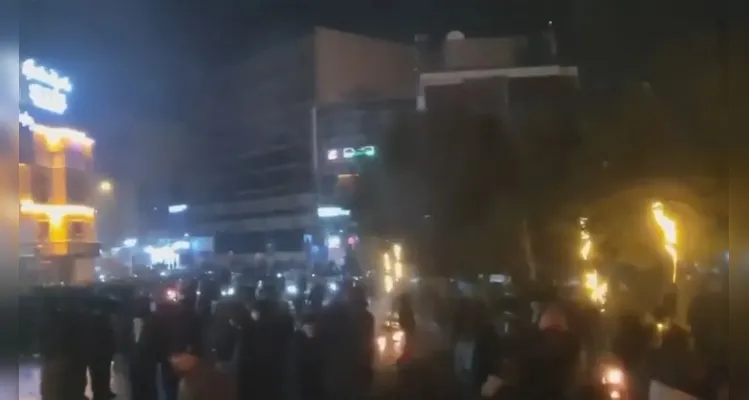 Manifestantes se reúnem nas ruas de Teerã em protesto contra o governo do país
