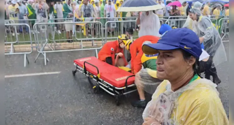 Veja resgate de feridos após raio que atingiu ato de Nikolas Ferreira