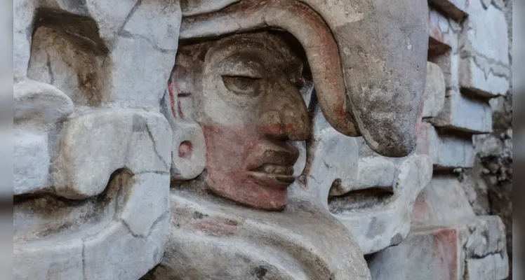 O local também abriga murais multicoloridos, apresentando símbolos associados ao poder e à morte