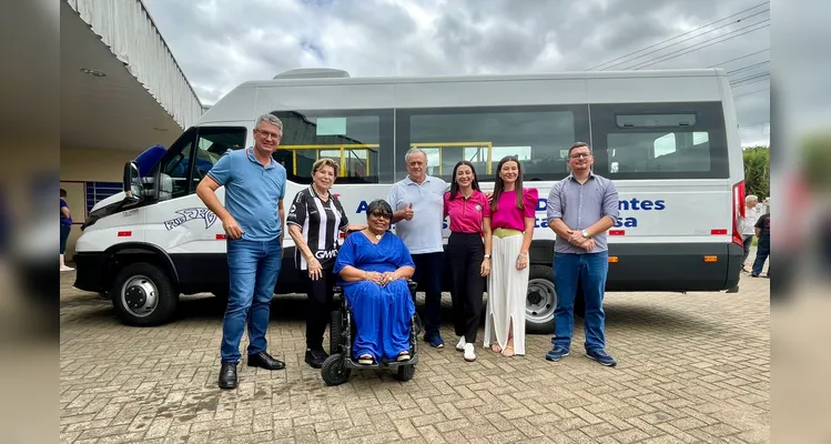 Vereador Paulo Balansin entrega van para a Associação dos Deficientes Físicos de PG