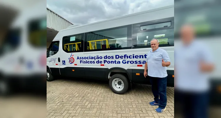 Vereador Paulo Balansin entrega van para a Associação dos Deficientes Físicos de PG