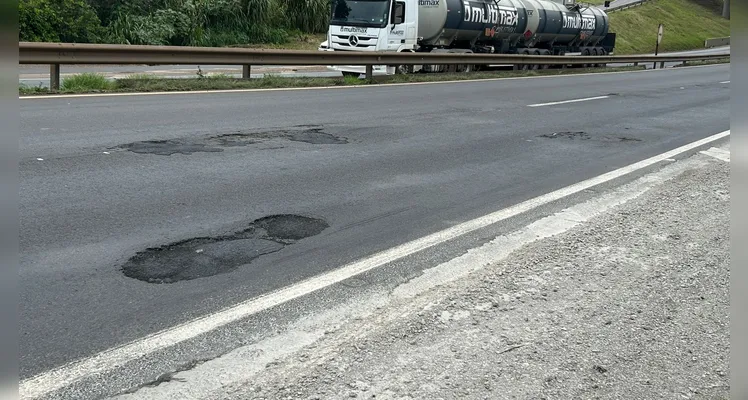 BR-376 vira 'campo minado' e motoristas cobram solução urgente em PG