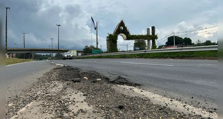 BR-376 vira 'campo minado' e motoristas cobram solução urgente em PG