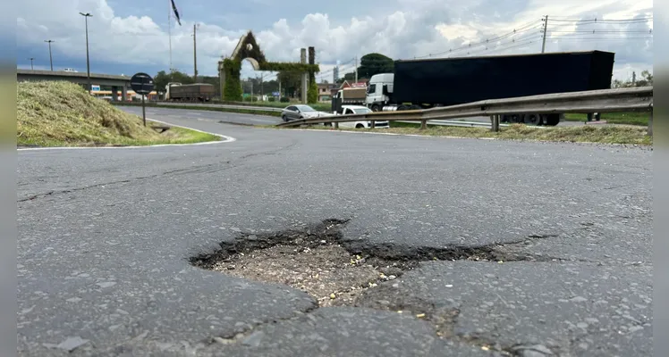 BR-376 vira 'campo minado' e motoristas cobram solução urgente em PG