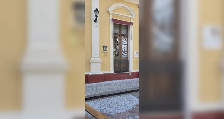 Prédio histórico de Ponta Grossa recebeu decoração especial para jogo da final