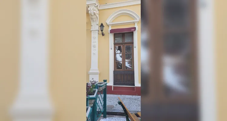 Prédio histórico de Ponta Grossa recebeu decoração especial para jogo da final