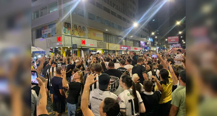 Veja fotos da festa na Avenida Vicente Machado após título do Operário