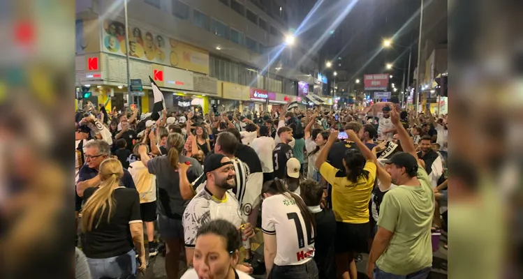 Veja fotos da festa na Avenida Vicente Machado após título do Operário