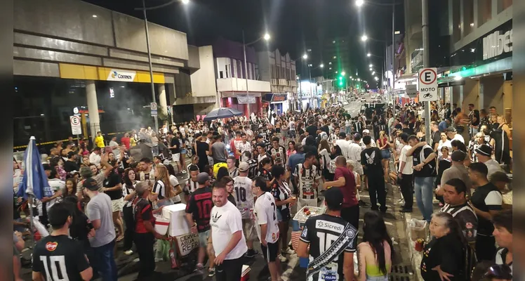 Veja fotos da festa na Avenida Vicente Machado após título do Operário