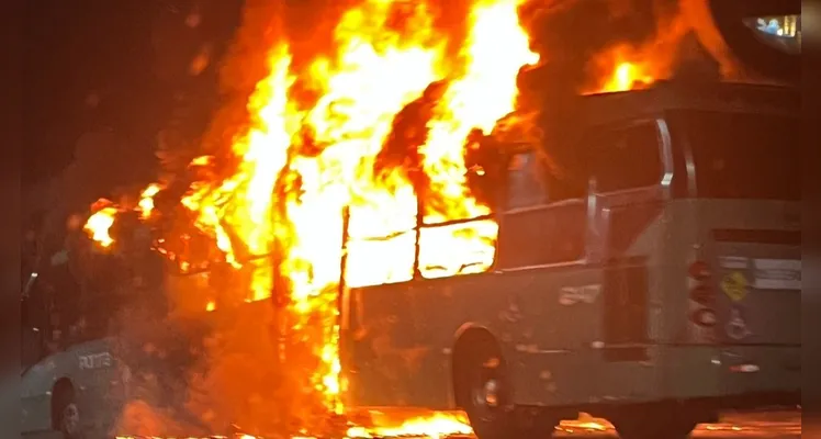 Ônibus do transporte coletivo pega fogo na Avenida Carlos Cavalcanti em PG