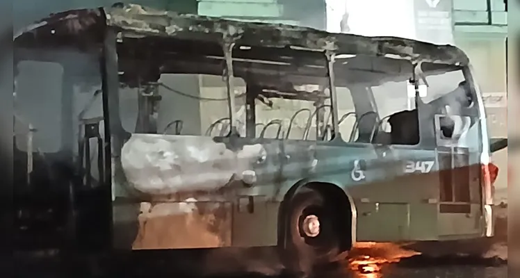 Ônibus do transporte coletivo pega fogo na Avenida Carlos Cavalcanti em PG