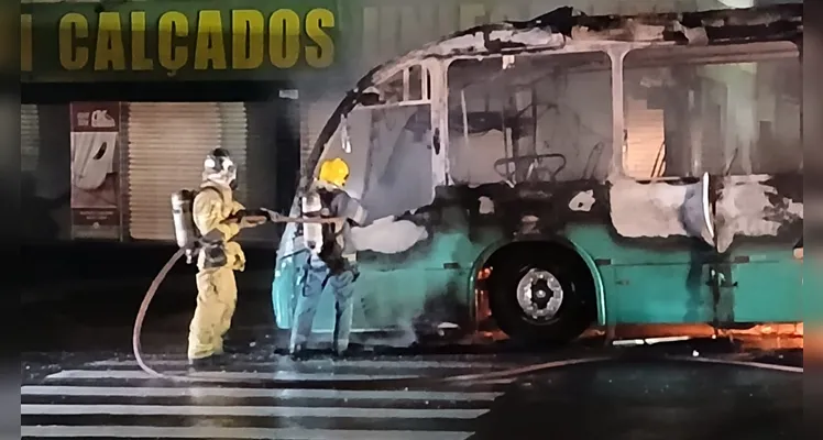 Ônibus do transporte coletivo pega fogo na Avenida Carlos Cavalcanti em PG