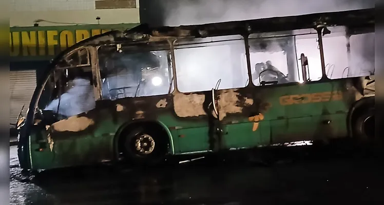 Ônibus do transporte coletivo pega fogo na Avenida Carlos Cavalcanti em PG