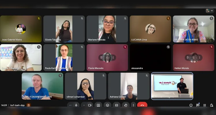 A formação ocorreu por meio da plataforma Google Meet, com transmissão a partir dos estúdios do Portal aRede. Mais de 15 educadores participaram do encontro.