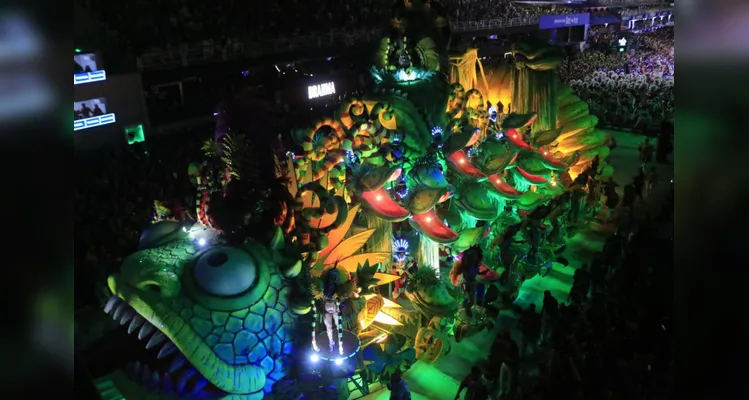 Salgueiro reviveu desfiles históricos de Rosa Magalhães