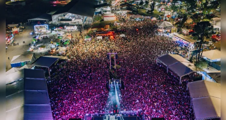 A noite foi marcada por grande público e muita animação durante o show de Ana Castela.