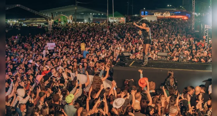 A noite foi marcada por grande público e muita animação durante o show de Ana Castela.