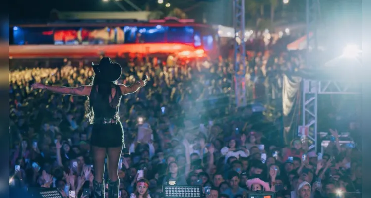 A noite foi marcada por grande público e muita animação durante o show de Ana Castela.