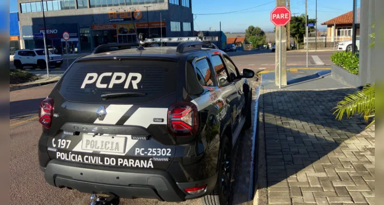 As equipes policiais cumpriram cinco mandados de busca e apreensão em empresas, residências e nas dependências da Prefeitura Municipal.