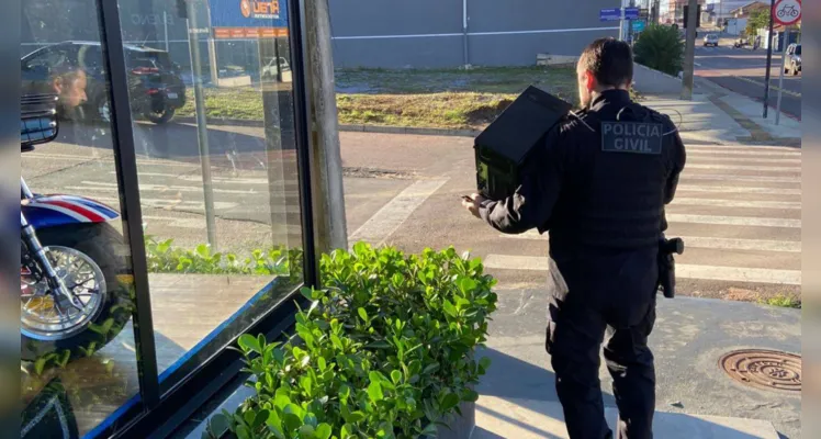 As equipes policiais cumpriram cinco mandados de busca e apreensão em empresas, residências e nas dependências da Prefeitura Municipal.