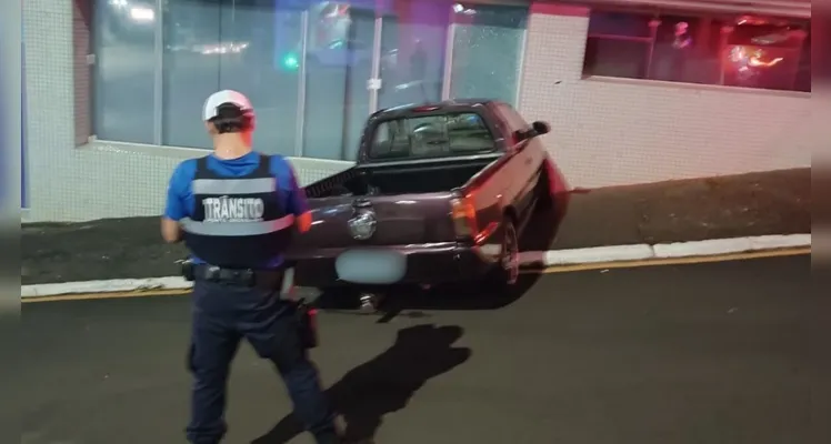 Motorista embriagado colide contra sede da Rede Massa e vai preso em PG