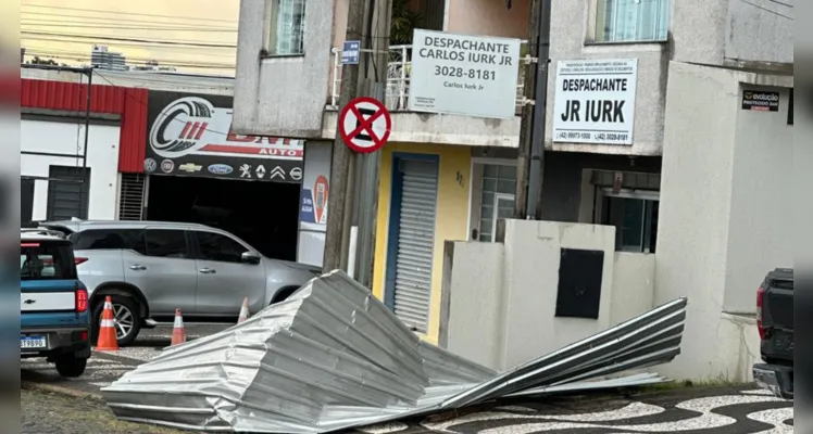 Confira o estrago causado pelo vento.