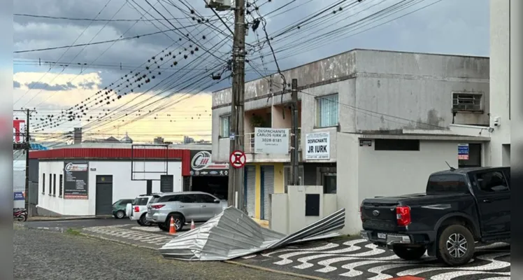 Confira o estrago causado pelo vento.