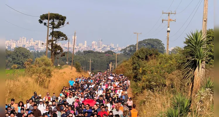 Caminhada penitencial reúne 7 mil fiéis em Ponta Grossa