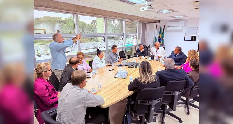 Reunião teve a presença de Miguel Sanches Neto, Aldo Bona e Hussein Bakri.
