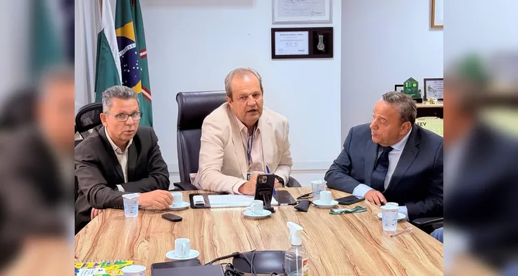 Reunião teve a presença de Miguel Sanches Neto, Aldo Bona e Hussein Bakri.